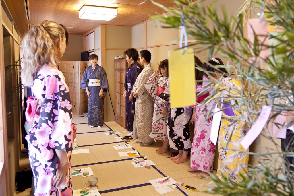 この画像には alt 属性が指定されておらず、ファイル名は holiday-course-tea-ceremony-class-1-1024x683.jpg です